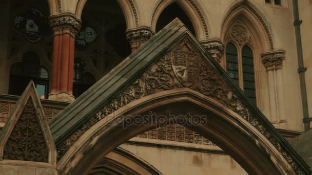 Ultra close-up shot van de Royal Courts of Justice in Londen, Engeland, Uk — Stockvideo