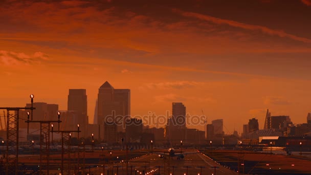 Aeroporto di Londra City - Colpo grandangolare di un aereo di linea che decolla durante il tramonto — Video Stock