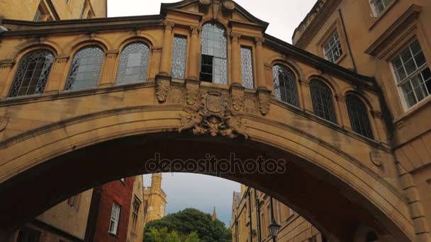 Filmischer Blick auf die berühmte Seufzerbrücke in Oxford, Großbritannien — Stockvideo