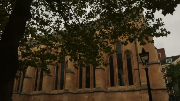POV caminando tiro alrededor de la famosa Iglesia del Templo en Londres, Reino Unido — Vídeos de Stock