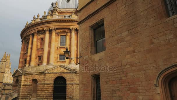 Foto cinematográfica de POV revelando edifícios universitários icônicos na cidade de Oxford, Reino Unido — Vídeo de Stock