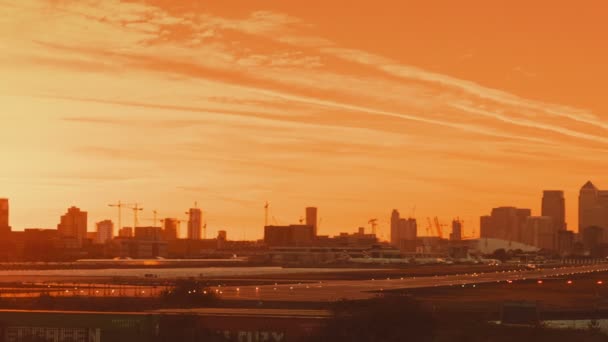 Aeroporto di Londra City - Colpo panoramico ad ampio angolo che mostra i dintorni dell'aeroporto e un aereo di linea in decollo — Video Stock