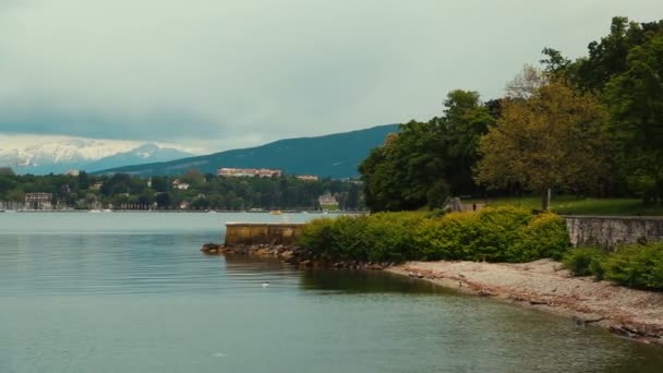 Posouvání shot z Ženevského jezera ve Švýcarsku — Stock video