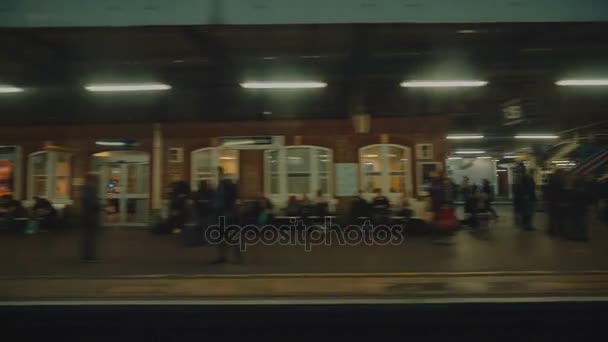 Vista do passageiro de um comboio suburbano que sai de uma estação em Inglaterra, Reino Unido — Vídeo de Stock
