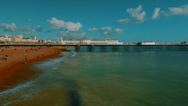 Vista grandangolare del Marine Palace e del Pier sulla costa di Brighton, Inghilterra, Regno Unito — Video Stock