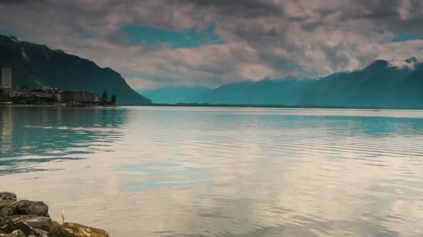 Panorámás kilátás nyílik a Genfi-tó, a furcsa város, Montreux, Svájc — Stock videók