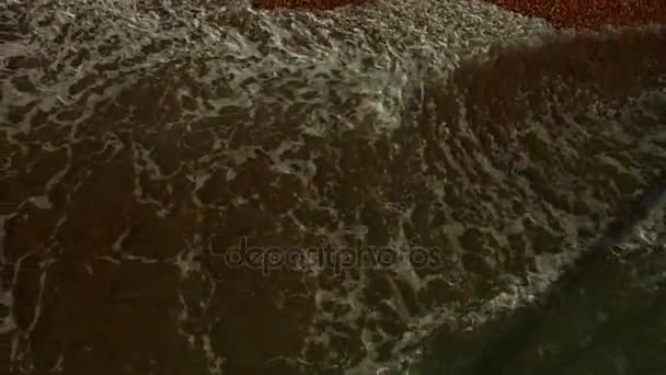 Closeup sklápění snímek ukazující na pláž a vstup do Marine Palace a molo v pobřeží Brighton, Anglie, Velká Británie — Stock video
