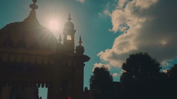 Lage belangrijkste silhouet shot van het beroemde Royal Pavilion paleis in de stad Brighton, Engeland, Uk — Stockvideo