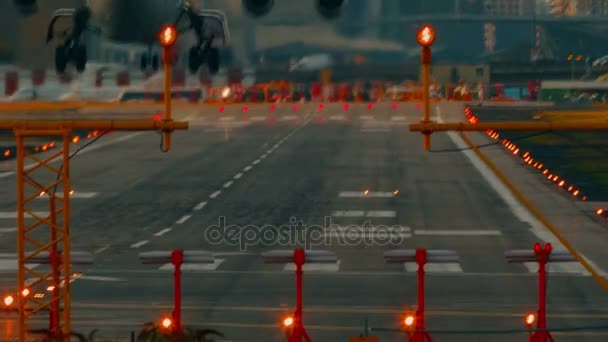 London City Havaalanı - Ultra closeup bir kısa menzilli uçak iniş dört turbofan motorları ile gösterilen — Stok video