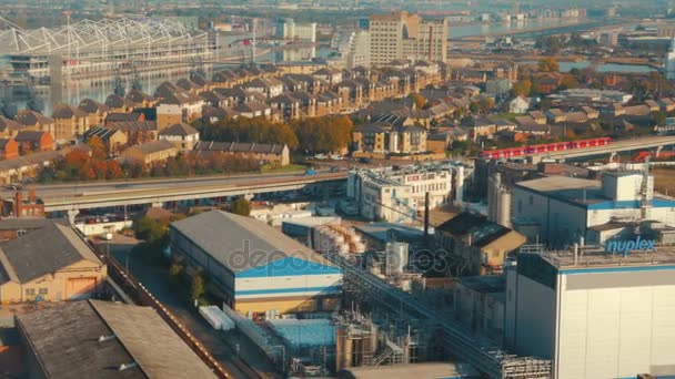 Flygfoto över ett stort industriellt komplex i webbplatsens docklands i London, England, Storbritannien — Stockvideo