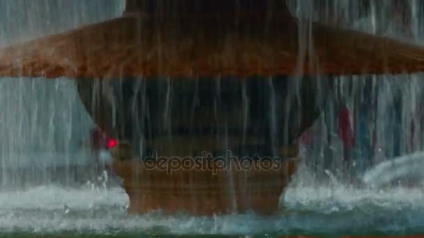Close-up detail van een grote fontein in Trafalgar Square, Londen, Engeland, Verenigd Koninkrijk — Stockvideo