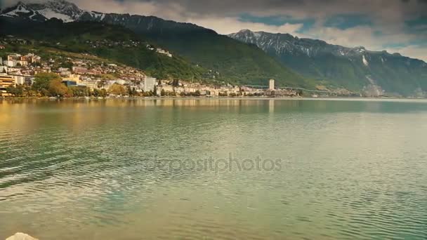 Panning ditembak di seberang teluk Montreux, Swiss — Stok Video