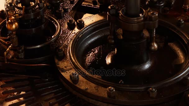 Closeup Low key shot van een oude industriële stoommachine — Stockvideo