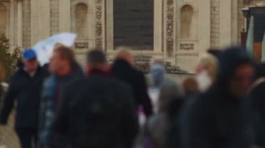 Londra, İngiltere, İngiltere'de Millennium köprüyü geçtikten bir çapraz-nesil kalabalık closeup çekim
