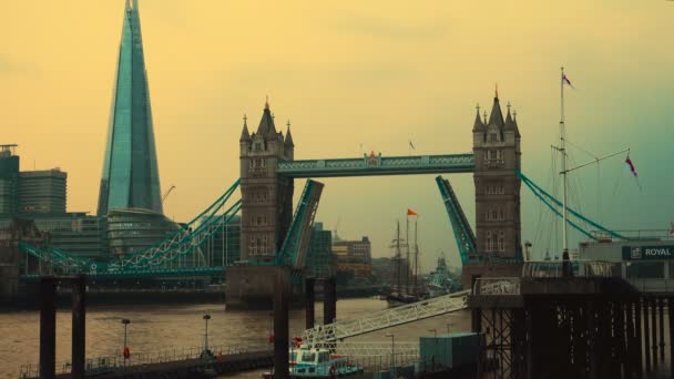 Тауэрский мост открывает свои подъемники для большого клипера в Лондоне, Англия, Великобритания — стоковое видео