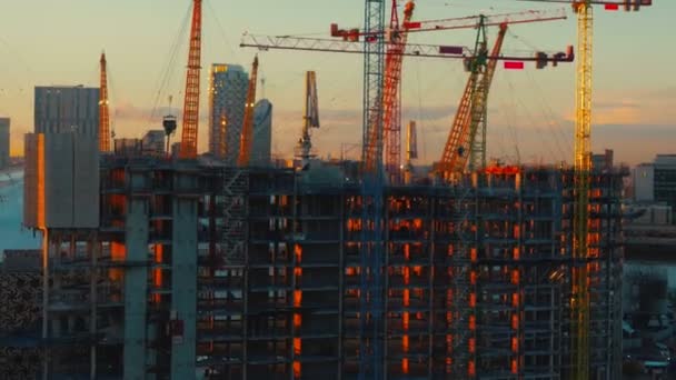 Luchtfoto van het close-up van bouw ontwikkelingen in de North Greenwich schiereiland in Londen, Engeland, Uk — Stockvideo