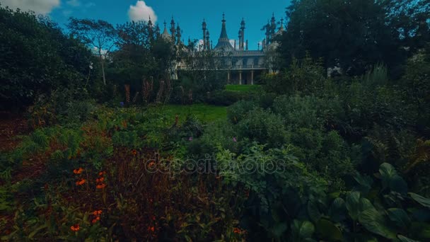 Широкоугольный наклон снимка знаменитого Королевского павильона в Брайтоне, Англия, Великобритания — стоковое видео