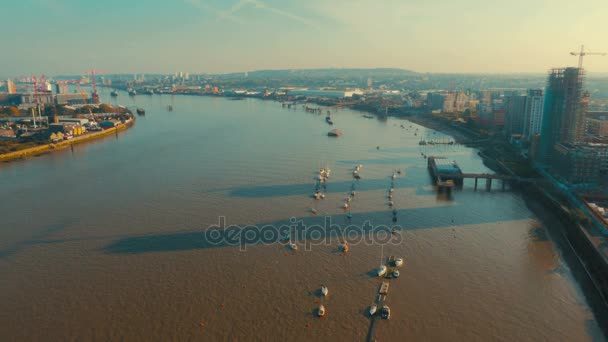 广角空中射击的河流泰晤士河和北格林威治半岛在英国伦敦，英国 — 图库视频影像