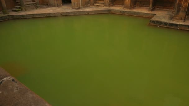 Wide angle tilting shot of the large ancient spa complex in the city of Bath, England, UK — Stock Video