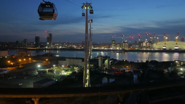 Blauwe uur luchtfoto geschoten met het Greenwich schiereiland en het vervoerssysteem van de kabelbaan in Londen, Engeland, Uk — Stockvideo