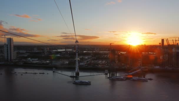 Gouden uur zonsondergang luchtfoto schot tonen van de rivier de Theems en het Greenwich schiereiland en het vervoerssysteem van de kabelbaan in Londen, Engeland, Uk — Stockvideo
