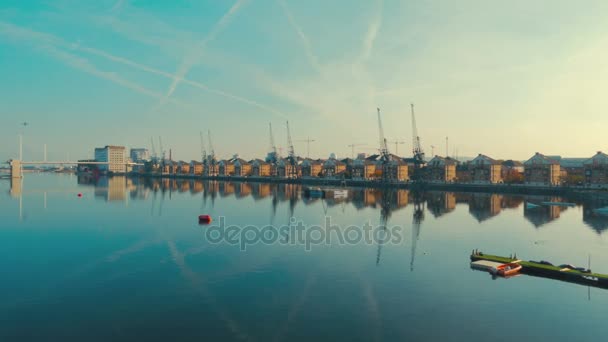 Vista aérea das docas do leste de Londres e do Tamisa em um dia de céu azul claro — Vídeo de Stock