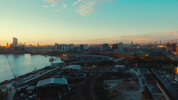 Geniş açı geç öğleden sonra hava görünümünü London Docklands site ve Thames Nehri — Stok video