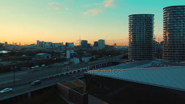 Vue aérienne en fin d'après-midi d'une autoroute dans le quartier Docklands de Londres, Angleterre, Royaume-Uni 