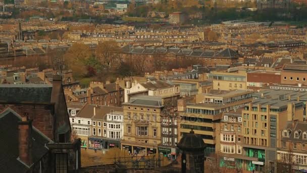 Vidvinkel panoramabild över den historiska centrum av Edinburgh, Scotland, Uk under dagtid — Stockvideo