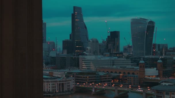 Pásztázás a pénzügyi londoni City és St Pauls Cathedral a kék óra — Stock videók