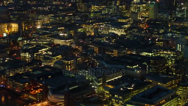 Légi éjszakai kilátás London központjától, és St Pauls Cathedral — Stock videók