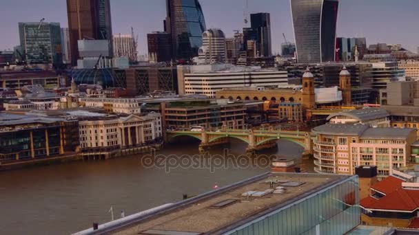 Timelapse vista sul Tamigi, lo Shard e il centro finanziario di Londra, Inghilterra, Regno Unito — Video Stock