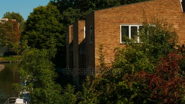 Panoramatický pohled z kanálu Grand Union v západním Londýně za slunečného dne — Stock video