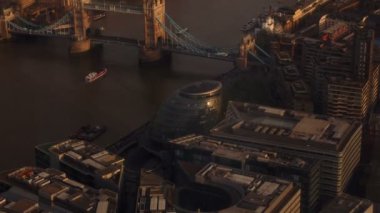London City Hall, Tower Bridge ve altın saat sırasında Thames havadan görünümü