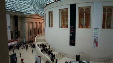 Londra, İngiltere, İngiltere'de British Museum büyük Mahkemesi görüntüsünü kaydırma