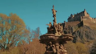 Edinburgh Castle ve güneşli bir günde Prenses Street bahçesinden görülen Ross çeşme heykelleri