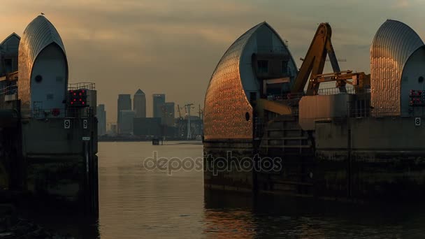 Groothoek schot van de Canary Wharf financiële centrum in Londen, Engeland, Verenigd Koninkrijk, omlijst door de Thames Barrier — Stockvideo