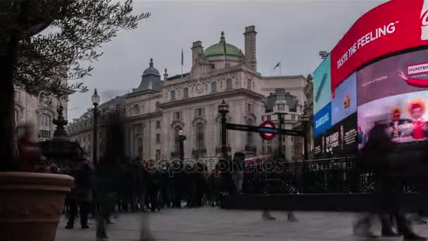 Χαμηλή γωνία timelapse της Piccadilly Circus στο Λονδίνο, Αγγλία, Ηνωμένο Βασίλειο κατά τη διάρκεια της ημέρας σε μια συννεφιασμένη μέρα — Αρχείο Βίντεο