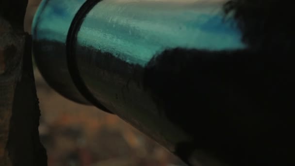Pull focus shot showing an iron cannon and the Holyrood Park in central Edinburgh, Scotland, UK — Stock Video