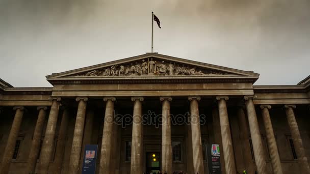 Weitwinkel-Gimbal-Aufnahme zeigt den Eingang des britischen Museums in London, England, Großbritannien an einem bewölkten Tag — Stockvideo