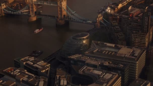 Vista aérea del Ayuntamiento de Londres, el Puente de la Torre y el Támesis durante la hora dorada — Vídeo de stock