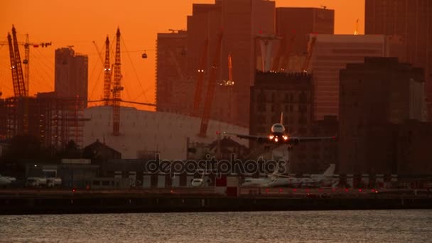 Aeroporto de Londres - British Airways Aterragem de barco durante o pôr do sol — Vídeo de Stock