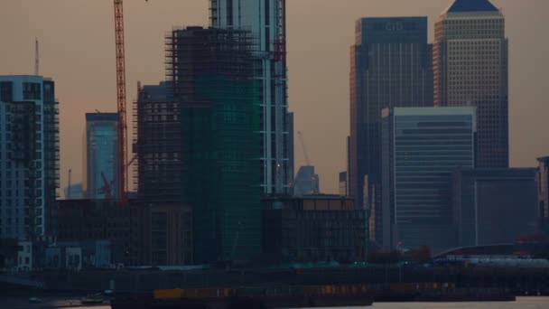 Vista panorámica de North Greenwich, Canary Wharf, Emirates Airline y el Támesis en Londres, Inglaterra, Reino Unido — Vídeo de stock