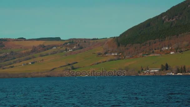 Výlet lodí střílel podél jezera Loch Ness ve Skotsku, Velká Británie — Stock video