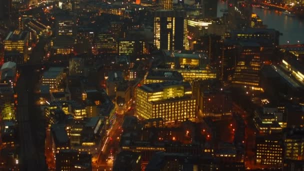 Batı ve merkezi Londra Avrupa'da geç akşam sırasında yüksek binası üzerinden alınan hava atış — Stok video