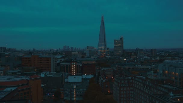 Panning shot van de Scherf en Zuid de skyline van Londen tijdens het blauwe uur — Stockvideo