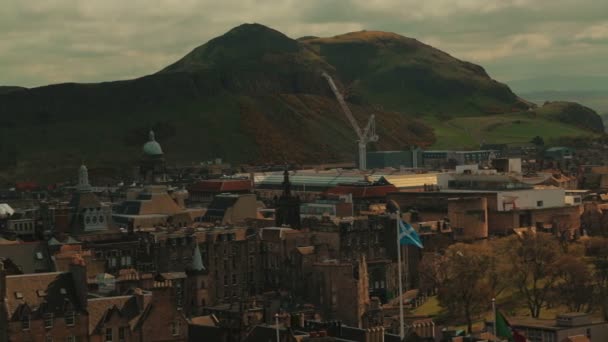 Medium telephoto shot of Holyrood Park and Arthurs Seat in Edinburgh, Scotland, UK — Stock Video