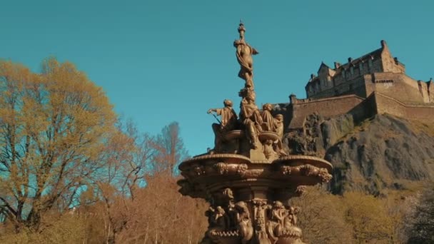 Κάστρο του Εδιμβούργου και τα αγάλματα της κρήνης Ross δει από τον κήπο του Princess Street σε μια ηλιόλουστη ημέρα — Αρχείο Βίντεο