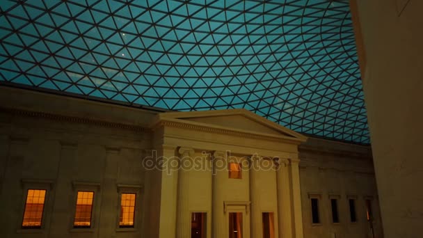 Gimbal strzał z wielkim sądem Muzeum Brytyjskiego w godzinach wieczornych — Wideo stockowe