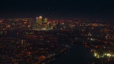 Işıklı Thames bankalar ve Canary Wharf Londra, İngiltere, İngiltere'de gece hava atış